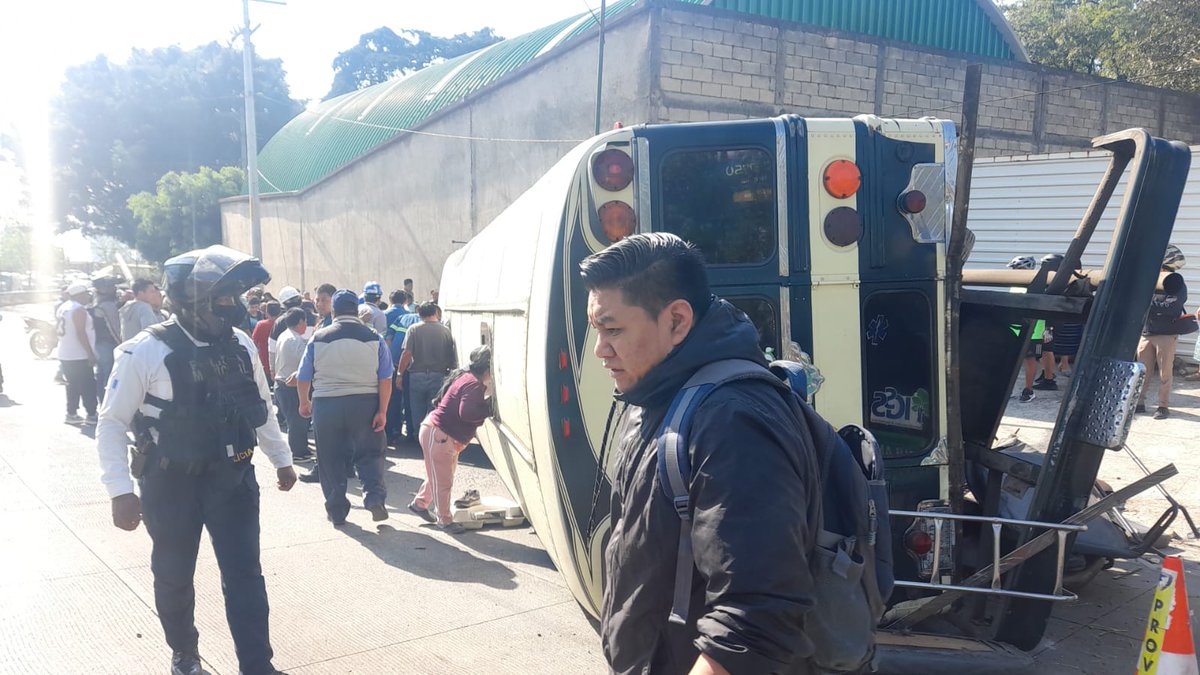 #LHEnBreve El vocero de la Municipalidad de Mixco, Mynor Espinoza, informó que en el kilómetro 19.5 de la Ruta Interamericana volcó una unidad del transporte colectivo.

📷Mynor Espinoza.