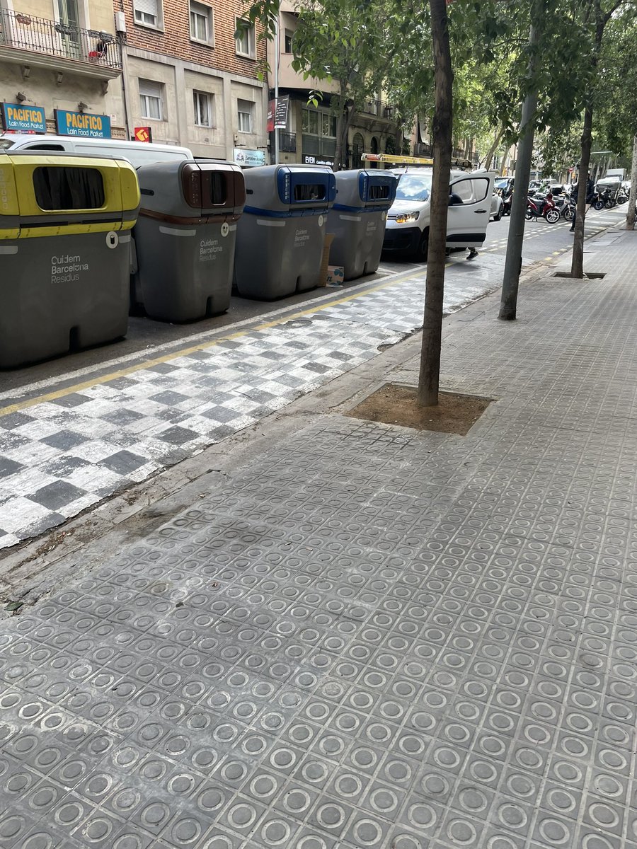 Formació gratuïta pels ciclistes i patinadors interurbans
Això és un pas de vianants on la gent que va i torna (generalment) de tirar les escombraries tenen preferència
Tot funciona a Barcelona