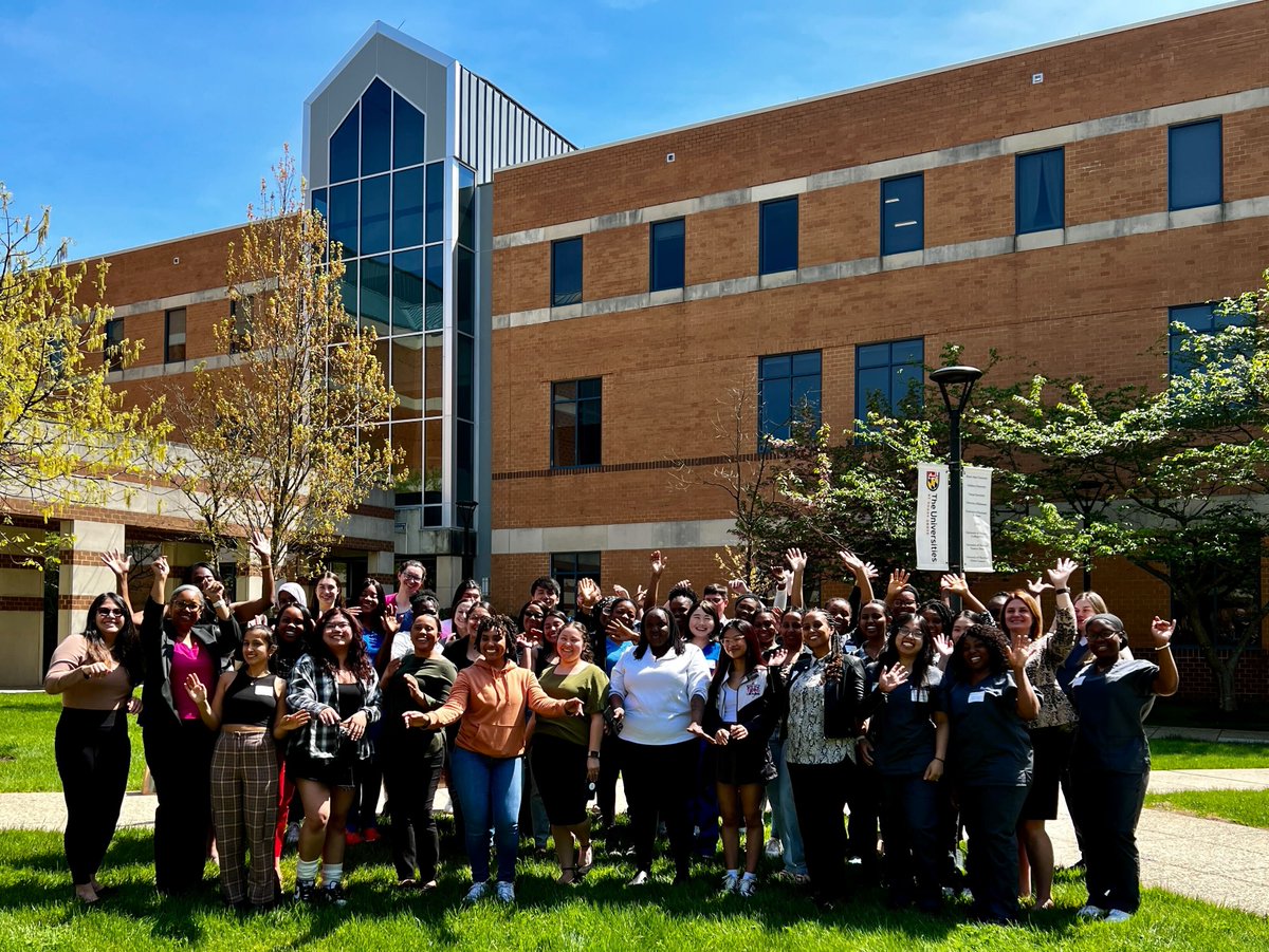 Our Conway Scholars at @UatShadyGrove got together for a luncheon last week and we snapped a photo on our beautiful #USG campus! Learn more about this prestigious scholarship, funded through the generosity of Bill and Joanne Conway: bit.ly/3zzGcvU 📚