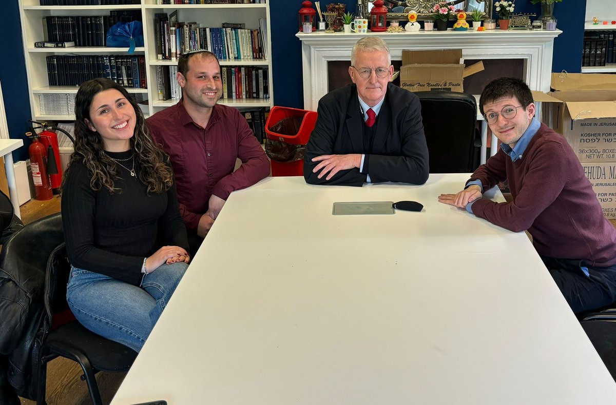 Thanks to @hilarybennmp for taking to the time to visit Leeds Hillel House and meet with Leeds J-soc, @CST_UK and @JewishChaplain to discuss the challenges of being Jewish on campus and the positive work being done to ensure Leeds remains a great place to go to university