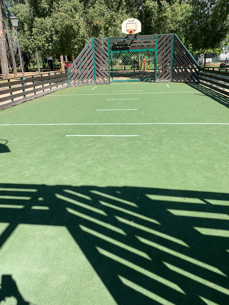 Reposición de las redes y el suelo en la pista infantil de baloncesto en el Parque de los Príncipes. Repintado de las barandillas. Todo listo para disfrutar de este deporte. #cuidemosSevilla ➡️@jlsanzalcalde ➡️@Man_ales ➡️@ana_lhaldon