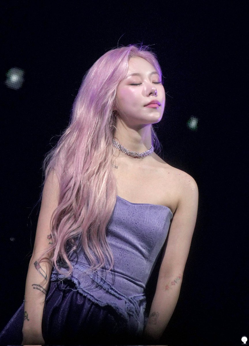 Wheein's beauty in 2019 era is undeniable, but no matter how hard she always try to perform on stage, exhaustion can be seen in her eyes. So I feel bittersweet and I believe that she is prettier and vibrant like she is now when she's strong and healthy both physically n mentally