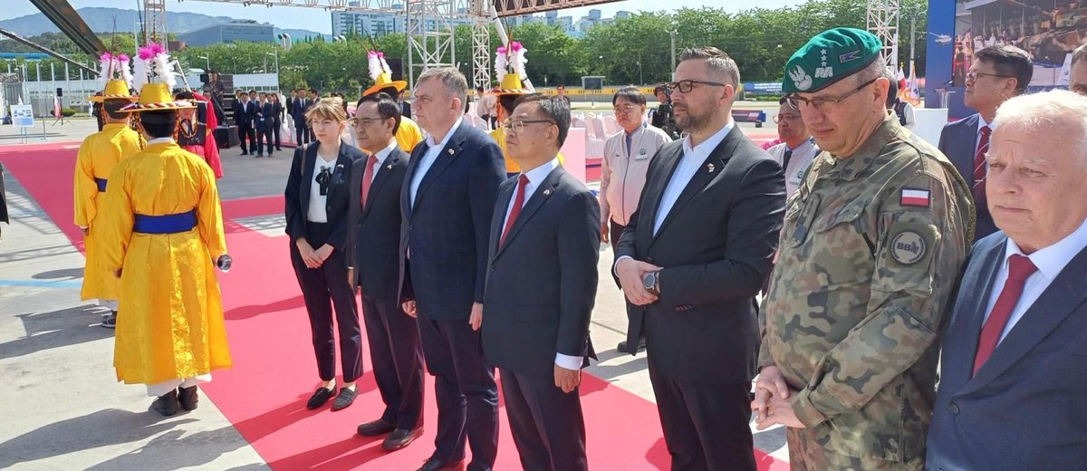 🇵🇱🇰🇷Zakończyła się wizyta polskiej delegacji rządowej z udziałem wiceministra aktywów państwowych Marcina Kulaska w Korei Południowej. Podpisana została umowa na zakup modułów wyrzutni rakietowych HOMAR-K. Skorzysta na tym polski przemysł zbrojeniowy. Więcej…