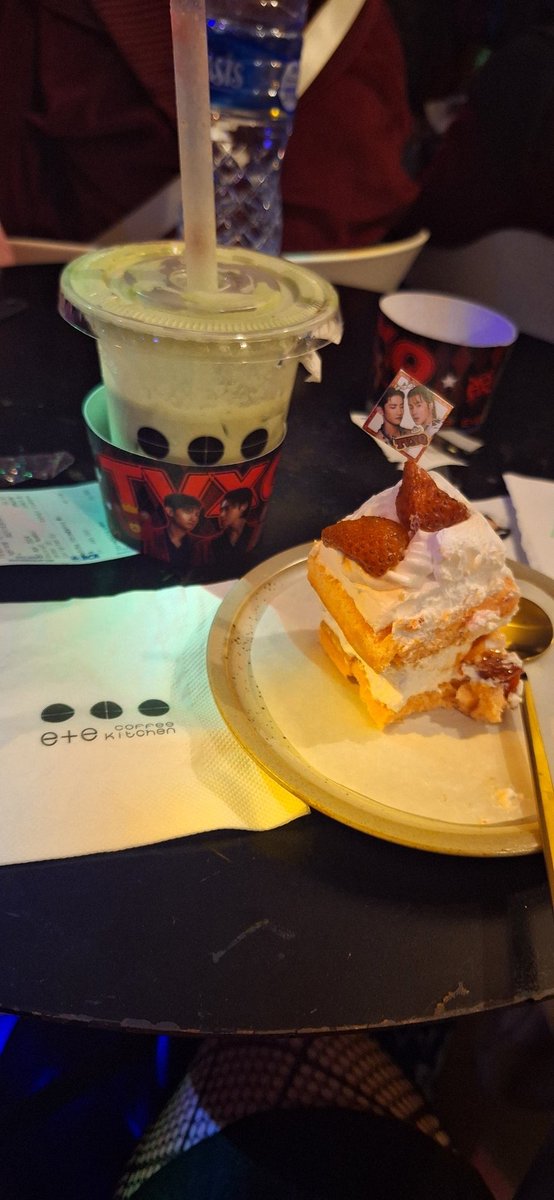 teukrahayuelf's tweet photo. After the 20&amp;2 concert, I go to a cafe party, belanja apa aja bebas pilih freebies https://t.co/Hf5WclAGgH