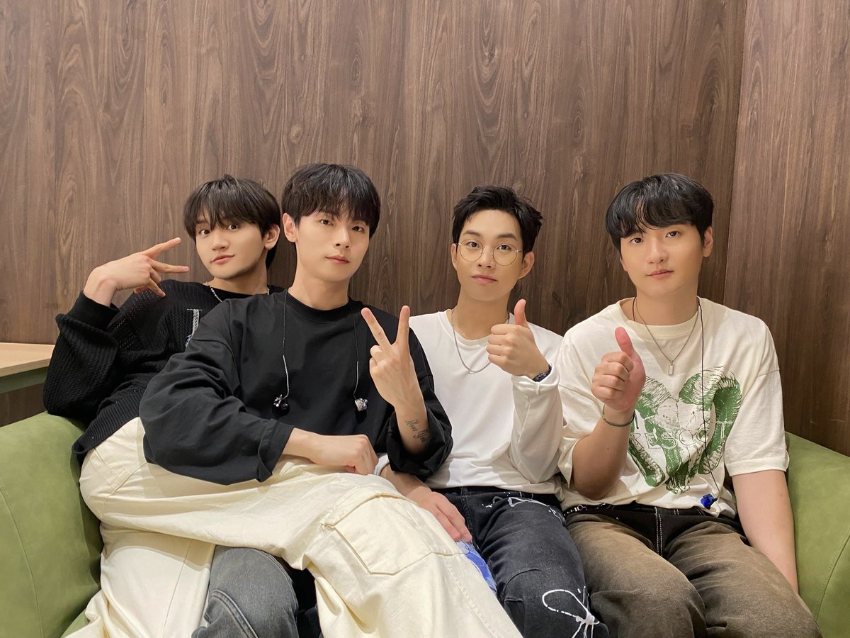 BANDLUCY_mystic's tweet image. [#LUCY] 1st WORLD TOUR &amp;lt;written by FLOWER&amp;gt; in TAIPEI 완료✔️

&amp;lt;WE ARE LANDING&amp;gt;에 이어
&amp;lt;written by FLOWER&amp;gt;로 다시 찾은 타이베이🌸

타이베이 왈왈이들을 또 만나서 너무 신났습니다!
왈왈이 여러분께도 좋은 선물이 되었길 바랍니다💙

#루시 #신예찬 #최상엽 #조원상 #신광일…