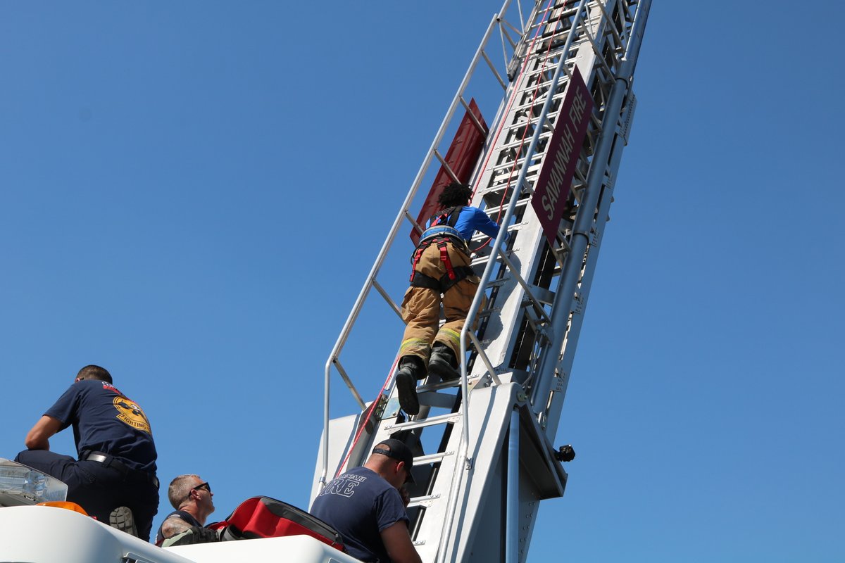 On Thursday, April 25th, @savannahfire came by @WoodvilleSAV for the annual Firefighter Training Program ladder climb! 🏫🚒 See photos here ➡ sccpss.smugmug.com/Woodville-Tomp…
