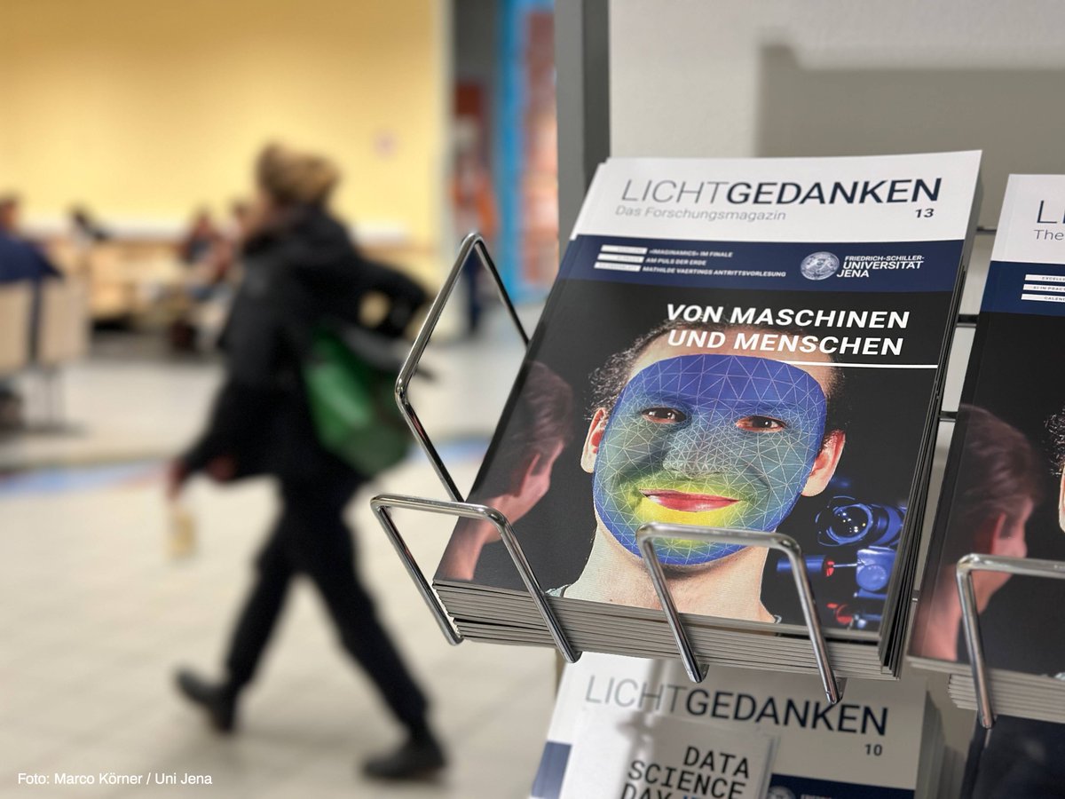 In der aktuellen Ausgabe unseres #Forschungsmagazin|s #Lichtgedanken steht #KI im Fokus. Im Heft erklären Fachleute, welche Formen von KI es gibt und wie sie funktionieren. Auch zeigen Forschende der @UniJena, wo KI schon bei ihnen im Einsatz ist. ➡️ uni-jena.de/nachrichtenueb…