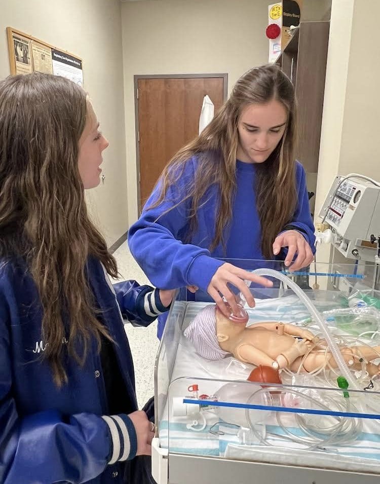 LeeCoSchools_MS's tweet photo. Lee County CTE year one health science students recently toured the ICC Health Science building to learn about different programs offered.
Year 2 students painted a mural to brighten the walls in a sitting area of North MS State Hospital.
#findingfutures
#EducateServeInspire https://t.co/8fx8I08xGS
