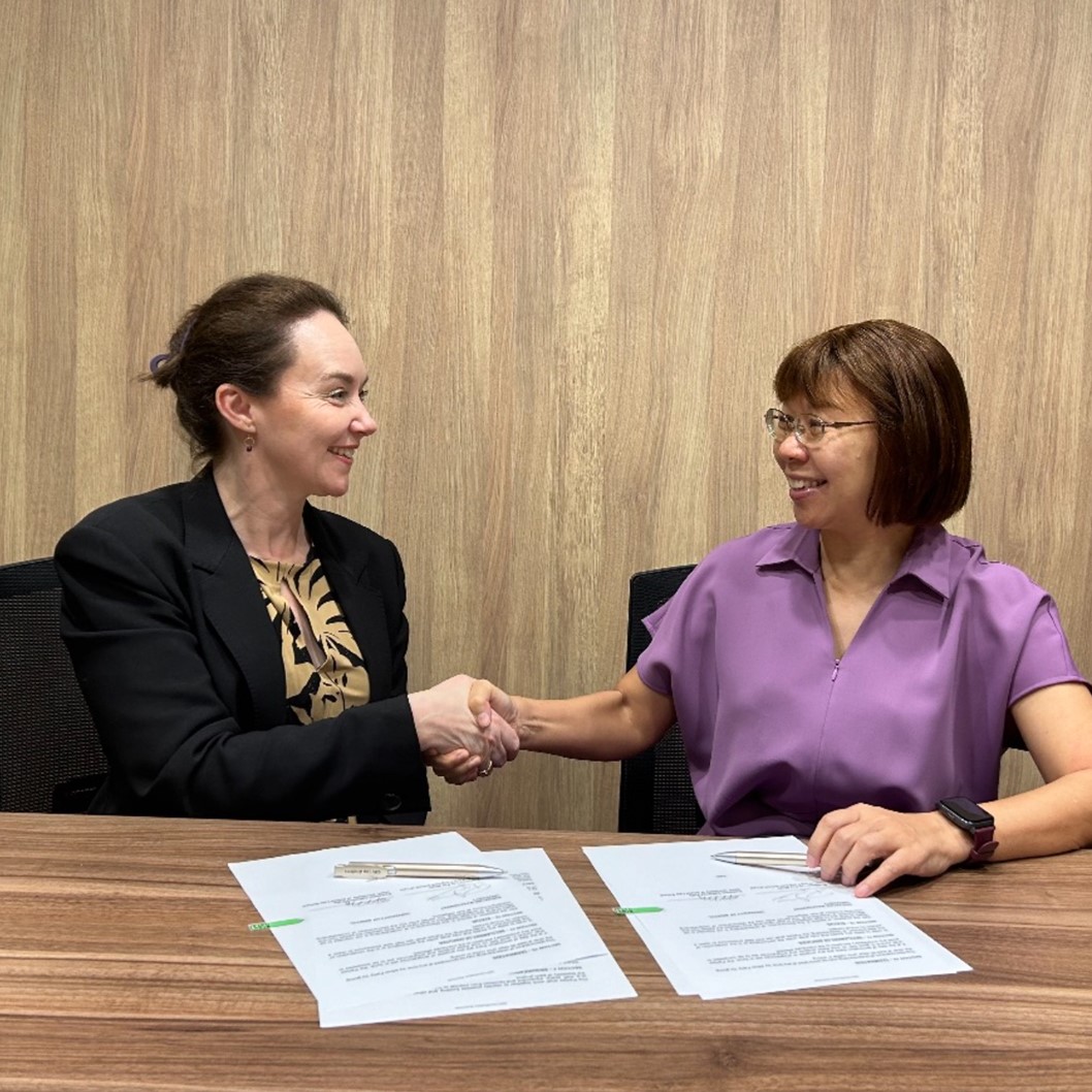 We’re delighted to have signed a MOU with Singapore Management University Yong Pung How School of Law! @SgSMUYPHSL The MOU will pave the way for innovative collaboration between staff and students at both schools. 📷Head of School Prof Catherine Kelly with Dean Pey Woan Lee