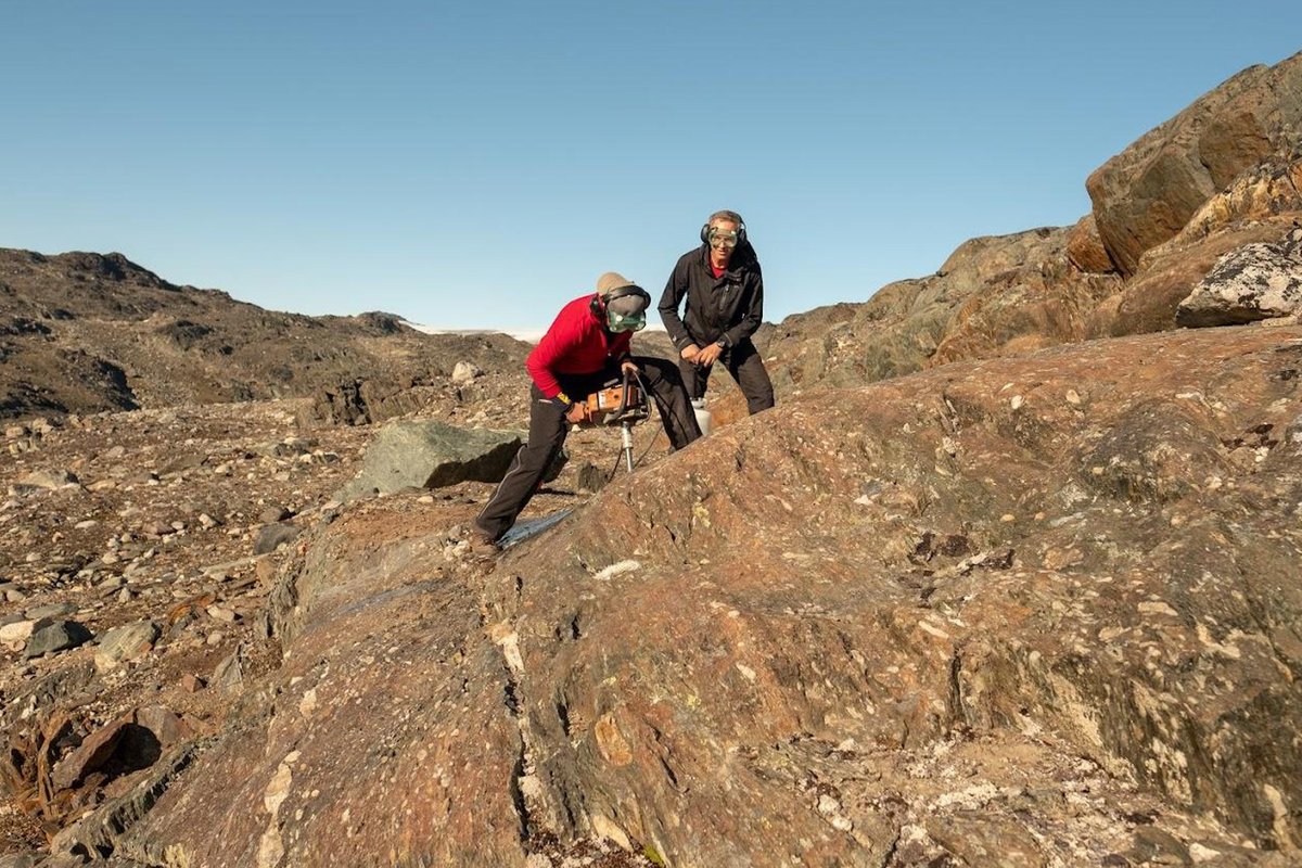Geologists have uncovered ancient rocks in Greenland bearing the oldest remnants of Earth’s magnetic field—potentially extending its age by 200 million years. “That’s important because that’s the time when we think life was emerging,” Benjamin Weiss says. mitsha.re/Lls750Rp3Vh