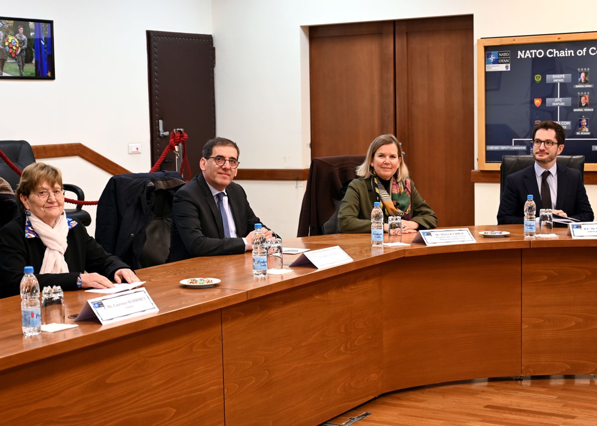 Today, NHQSa Deputy Commander Colonel Bahri Yildiz welcomed a distinguished delegation from the 🇫🇷French Senate-Balkans Friendship Group, led by Senator Marta de Cidrac and accompanied by the French Ambassador to Bosnia and Herzegovina, H.E. Mr François Delmas.