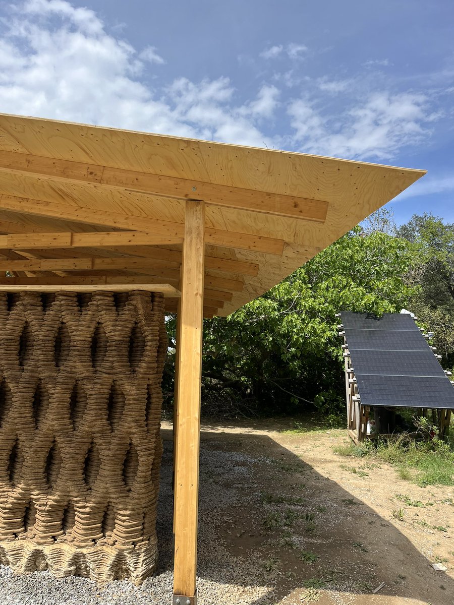 Fascinante visita de @valldauralabs, el departamento de I+D de @IAAC en la sierra de Collserola, donde la arquitectura y la ecología se alían con las tecnologías más avanzadas (como los robots que imprimen en 3D con tierra). Gracias, @vicenteguallart