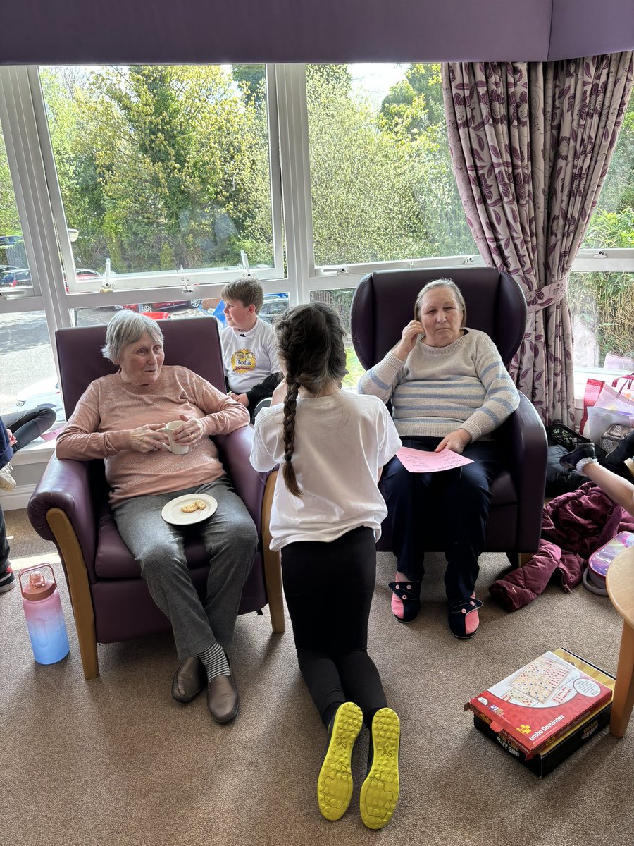 1/2 Last year, our Rota Kids expressed that they wanted to visit a Carehome to build positive relationships with others in our local community. They decided that they wanted to play games, bake cakes & create posters with words of affirmations for the residents😊💡🍪