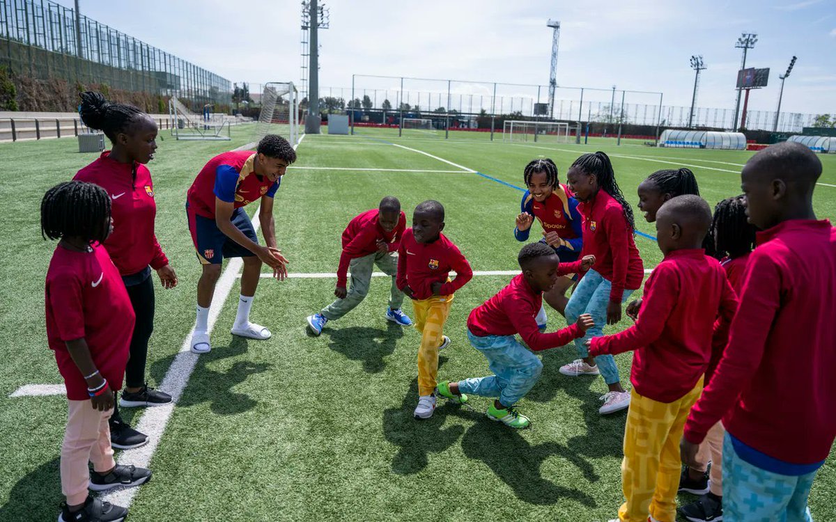 📸 - Kids from Masaka Uganda visited training at the Ciutat Esportiva today. 🇺🇬❤️