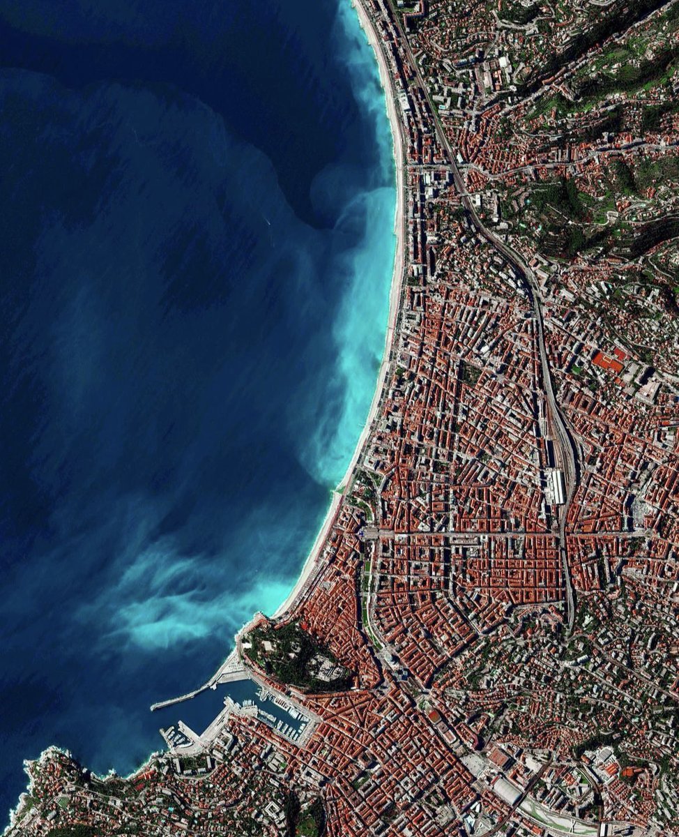 Nice is the 5th most populated city in #France, with roughly 1M inhabitants in its metropolitan area. Located in southeastern France on the #MediterraneanSea, it’s part of the tourist-popular #FrenchRiviera. By ©benjamingrant, source imagery: ©digitalglobe. Via dailyoverview (ig)