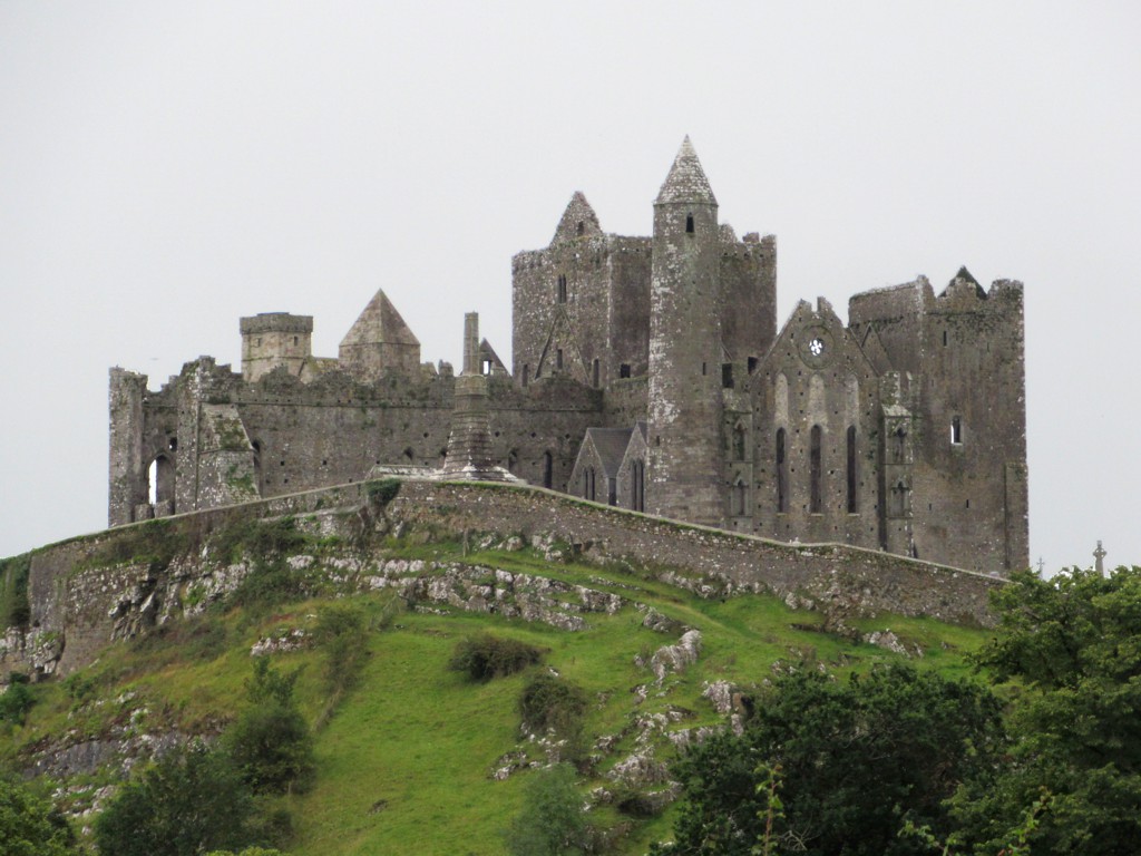 🇮🇪 𝐇𝐄𝐑𝐈𝐓𝐀𝐆𝐄 | This month, our ‘Christian Heritage Month by Month’ column features the Rock of Cashel in the Archdiocese of Cashel and Emly, #Ireland, showcasing the country’s most impressive cluster of medieval buildings! @CatholicBishops 📰 t.ly/k82w-