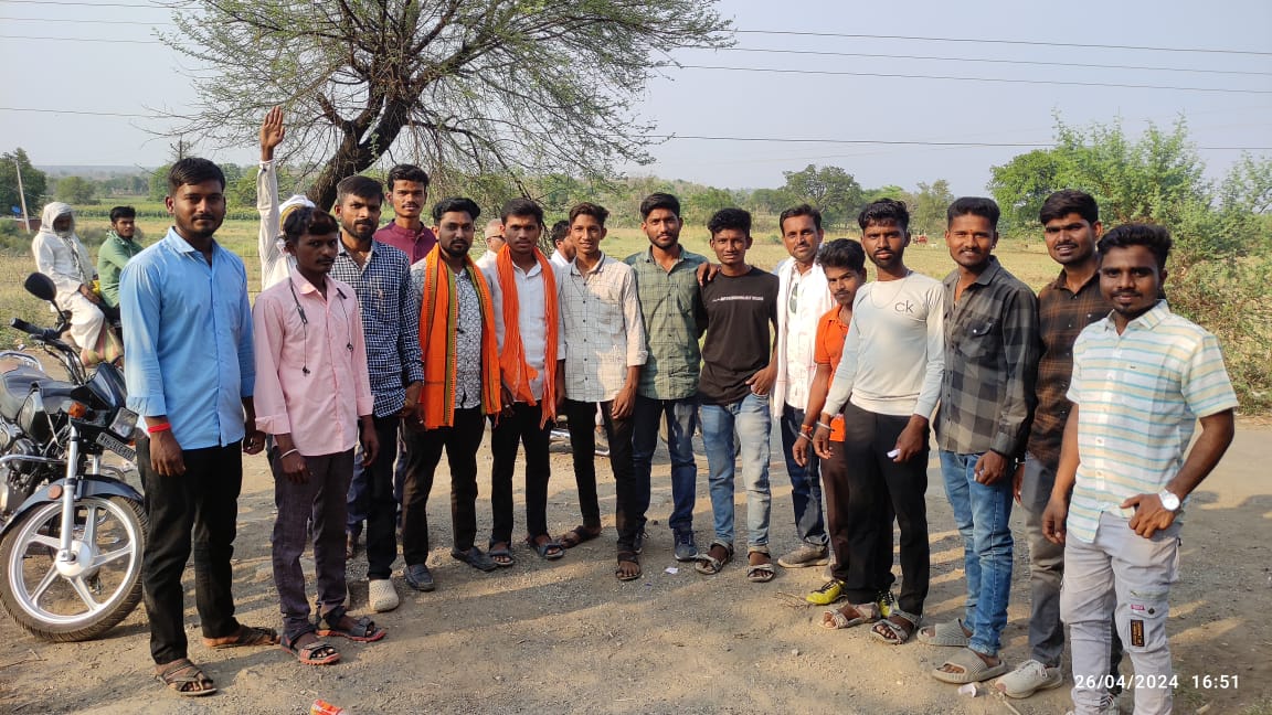 MLARAJESHPAWAR's tweet image. उमरी तालुक्यातील सोमठाणा येथील तरुण नवमतदारांनी देशाच्या सर्वांगीण विकासासाठी पंतप्रधान मा. Narendra Modi जी यांना अर्थात भाजपला उत्स्फूर्तपणे मतदान केले.

#FirstTimeVoters #voteformodiji