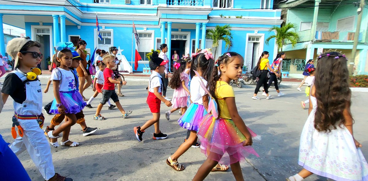 Educandos de la primera infancia de #EducaciónNiquero realiza desfile en #Niquero #ProvinciaGranma en saludo al primero de mayo. #PorCubaJuntosCreamos. #GranmaVencerá @BorgesOlivero