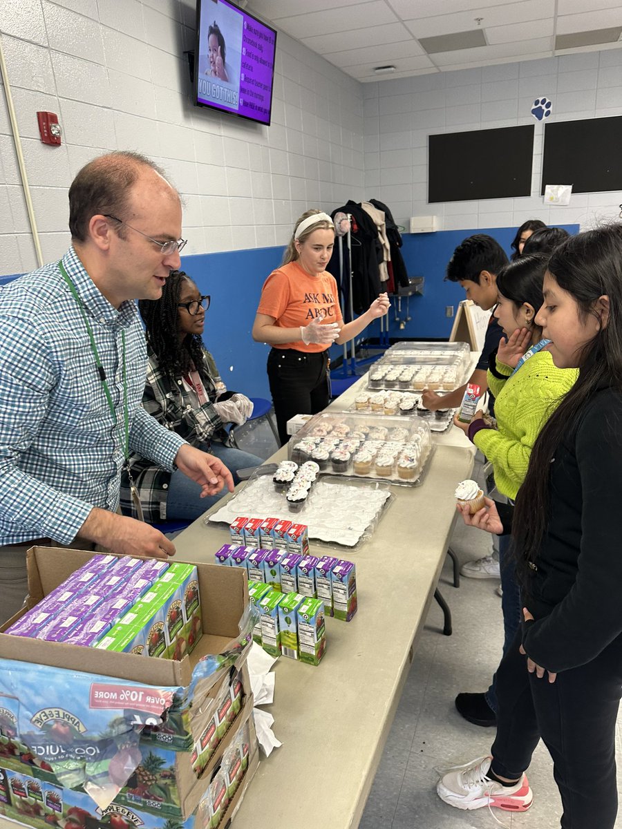 LakeviewMiddle's tweet image. 🦁🎉 It’s a great day to celebrate our third quarter Honor Roll students! Congratulations! 🎉🦁

#askmeaboutLAKEVIEW 
#LakeviewROARS 
@puza_gcs