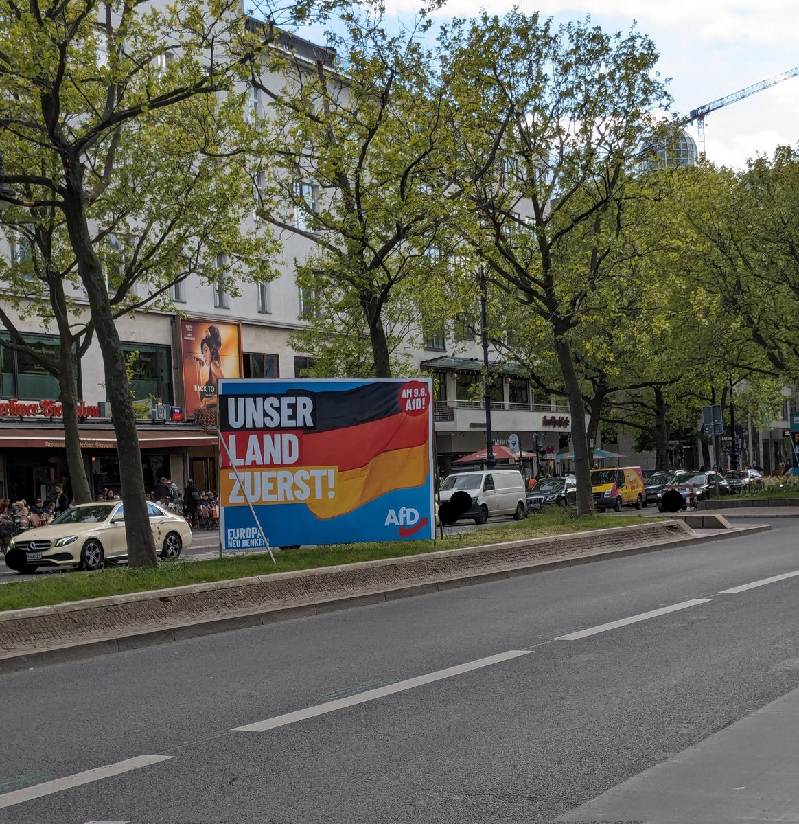 Sollte ein Kudamm-Raser auf den Mittelstreifen geraten und dort hineinbrettern - was natürlich niemand hofft - kriegt der dann mildernde Umstände? 🤔
#noafd #fckafd #fcknzs #Krah #Bystron #Putinschergen