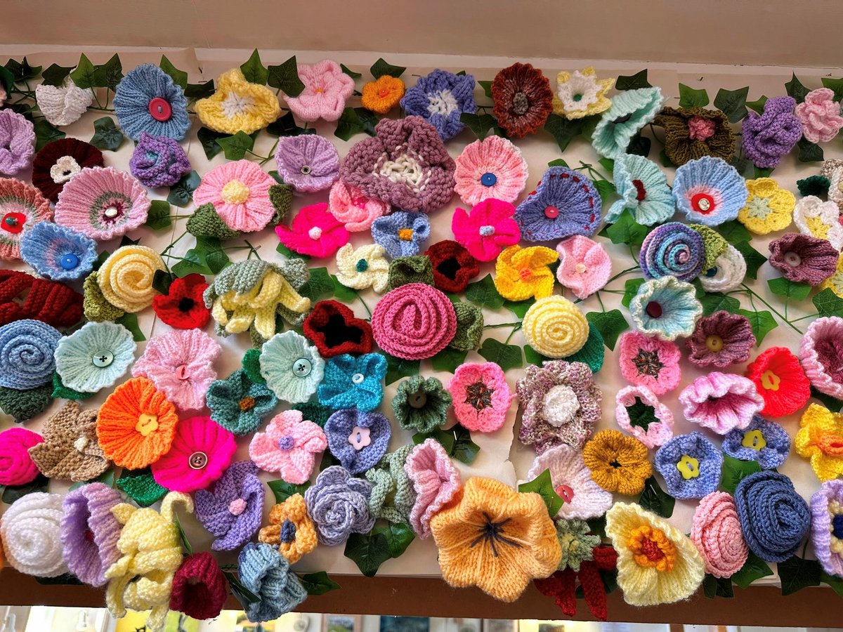 As part of our Festival of Blossom on the Exmoor coast, we’ve teamed up with Porlock Information Centre who have created an arch made up of 1000 knitted blooms 🌸 If you pop in this weekend, you can also pick up a guide for our Selworthy Blossoms and Bluebells self-led walk 🥾