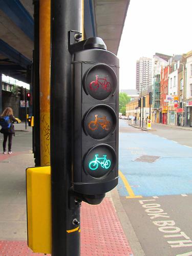 @jasonbroadoak @theJeremyVine @Davidpr52119342 @jaywillis888 It's a traffic light for the cycle lane.

If it were for pedestrians crossing, why would it be perpendicular to them?