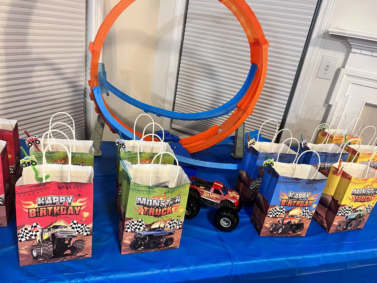 Get ready to crush some cake at our monster truck birthday party! 🏁 weliketopartyplan.com/crushing-it-a-… 
#MonsterTrucks #birthdaycake #MonsterTruckBirthday #Kidsparty #partyideas