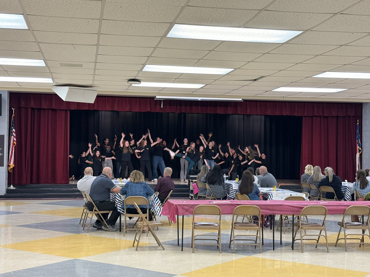 SunValleyMSNC's tweet photo. Itโs Leadership Day in The Valley & our Spartan Ss are #LeadingtheWay in fine arts! #HopeLightstheWay @TheLeaderinMe @AGHoulihan @UCPSNC @AtriumHealth @kevinplue @GinaChisum1 @L_Biggerstaff @Kwilliamshpe https://t.co/f08iXXya2G