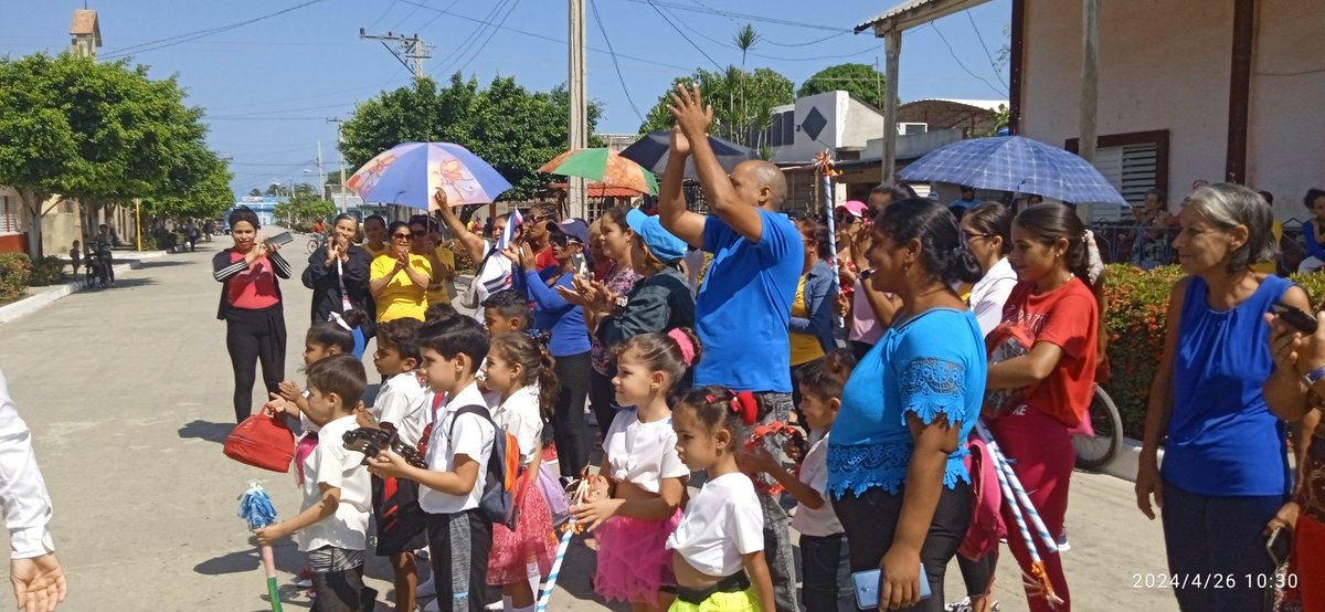 🎉 ¡Niquero !🎉 En vísperas del 1ro de Mayo, los desfiles infantiles llenan las calles de Niquero con alegría y creatividad. Los pequeños marchan con trajes coloridos, ondeando banderas y compartiendo sonrisas. ¡Celebremos juntos el Día Internacional de los Trabajadores! 🇨🇺