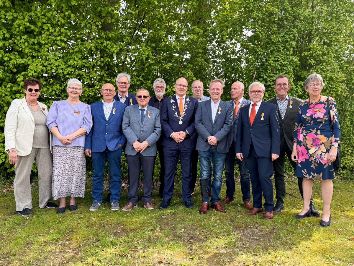 Gemeente Altena (@gemeentealtena) on Twitter photo Ook in Altena zijn vandaag 11 inwoners verrast met een Koninklijke Onderscheiding. 🧡🎖️ Burgemeester <a href="/E_Lichtenberg/">Egbert Lichtenberg</a> heeft alle gedecoreerden bezocht en ze de versierselen opgespeld.
Meer lezen? gemeentealtena.nl/nieuws/nieuwsb…
#lintjesregen #koninklijkeonderscheiding Ook in Altena zijn vandaag 11 inwoners verrast met een Koninklijke Onderscheiding. 🧡🎖️ Burgemeester <a href="/E_Lichtenberg/">Egbert Lichtenberg</a> heeft alle gedecoreerden bezocht en ze de versierselen opgespeld.
Meer lezen? gemeentealtena.nl/nieuws/nieuwsb…
#lintjesregen #koninklijkeonderscheiding