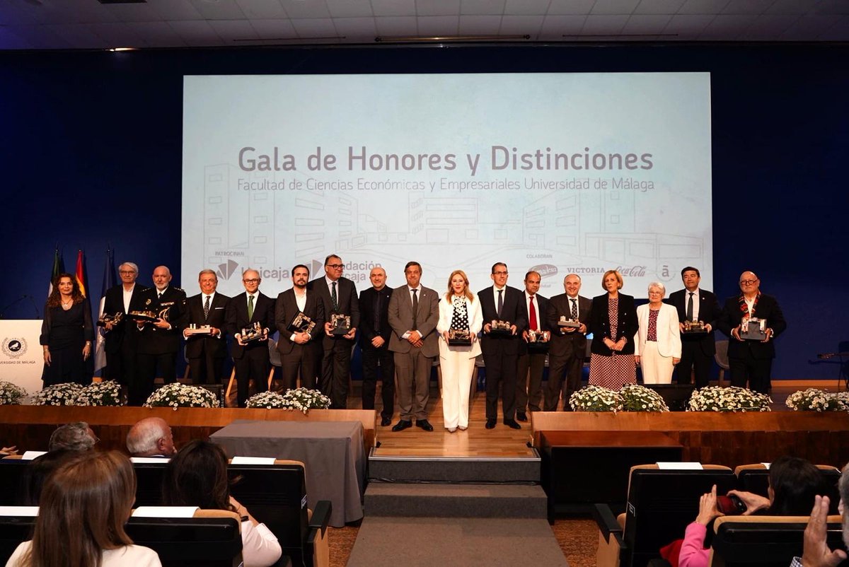 🏛️El Colegio de Economistas de #Málaga felicita a sus colegiados homenajeados en la Gala de Honores y Distinciones de la Facultad @economicasUMA para egresados de trayectoria destacada: 🎖️@CarolinaEspanaR 🎖️@RafaelPrezPea9 🎖️Guillermina Martín 🎖️Daniel Pastor 🎖️@suarezchamorro