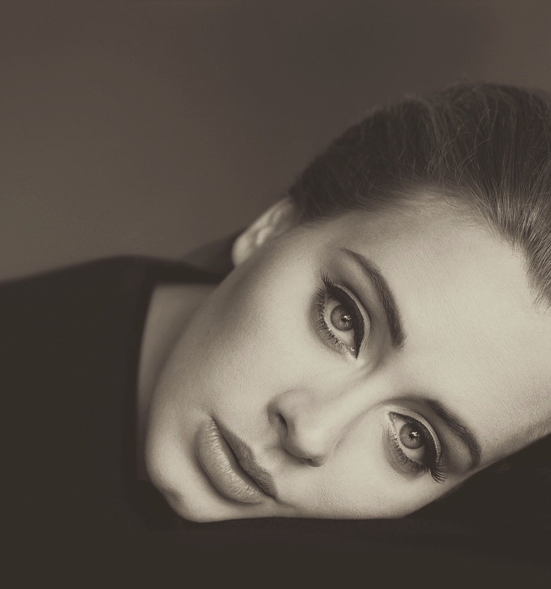 Released in 2015, @Adele’s “25” still holds the entire top 3 of biggest weeks for female albums in UK Official Albums Chart history, despite many attempts. #1. 800,307 copies — 1st week #2. 449,870 copies — 5th week #3. 439,337 copies — 2nd week