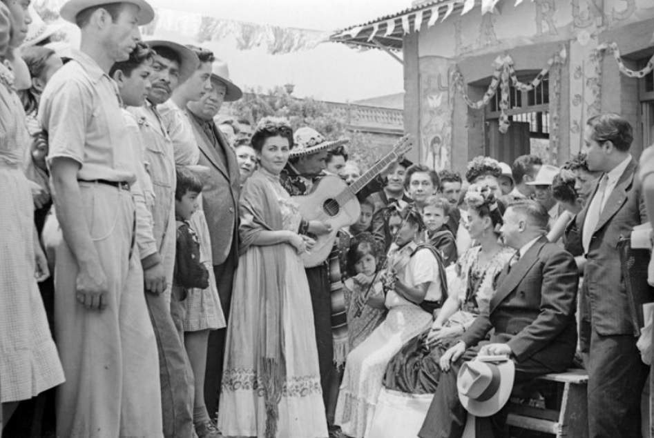 #ImagenDeLaNoche  

#SabíasQue en los primeros años de la década de 1940, los alumnos de Frida Khalo realizaron unos murales en la fachada de la pulquería “La Rosita” en Coyoacán

📷Inauguración de los murales de la pulquería La Rosita en Coyoacán, @mediateca_inah