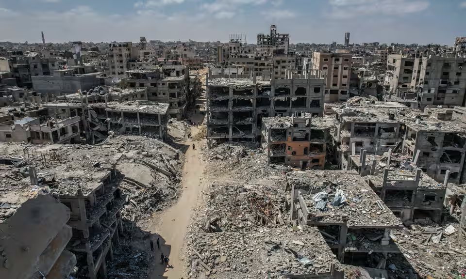 Los 37 millones de toneladas de escombros llenos de bombas en Gaza podrían tardar 14 años en eliminarse, dice un experto. Ahora imaginémonos la reconstrucción cuánto irá a durar.😳