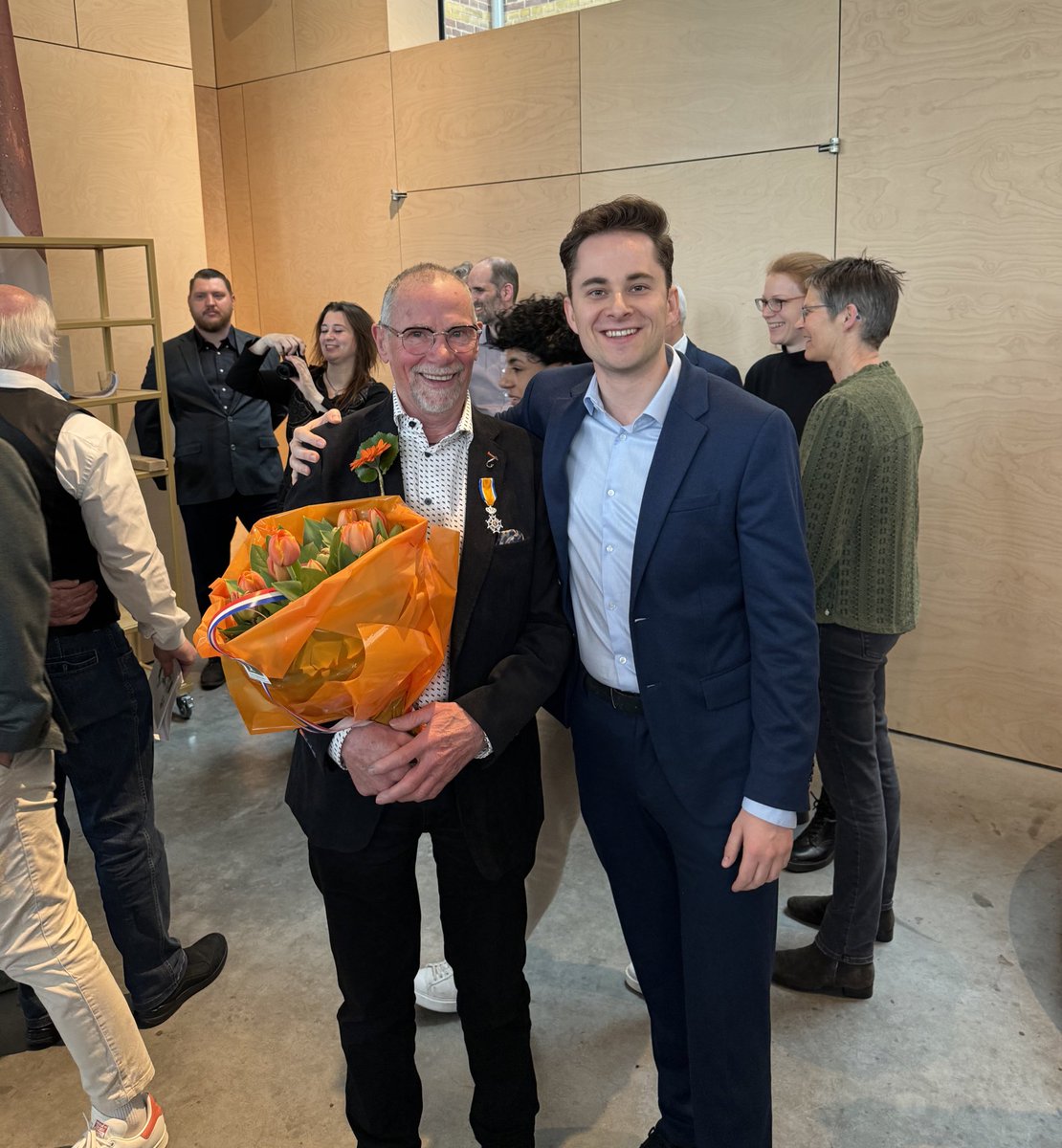 Proficiat Gerrit met je koninklijke onderscheiding. Geweldig zo’n vrijwilliger in Eindhoven die zich inzet voor het inbraakpreventieteam, het buurthuis in Woenselse Heide, het bewonersplatform in Woensel-Noord en het chauffeuren van de patiënten van het ziekenhuis 👍👑