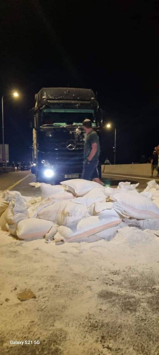 🇮🇱🇵🇸 Illegal extremist Israeli settlers  STOPPED and ATTACKED humanitarian aid trucks on their way from Jordan to the Gaza Strip, as well as throwing their contents onto the STREETS!