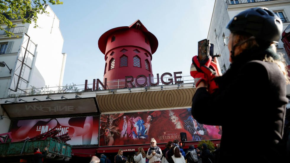 Red blades atop Paris landmark Moulin Rouge windmill collapse overnight #MoulinRouge #Paris f24.my/AHcu.X [FRANCE24]