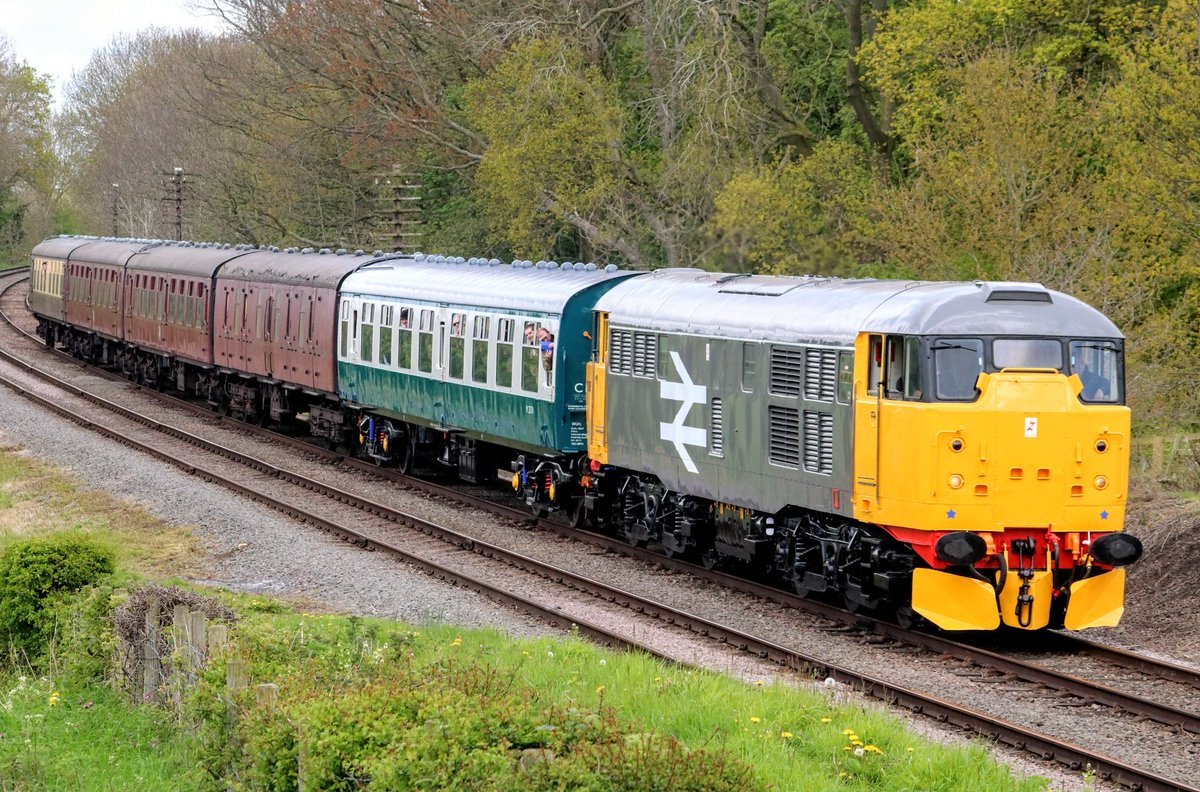 31108 passing Kinchley Lane with the 1200 Loughborough to Leicester North. 

flic.kr/p/2pMx3Zd