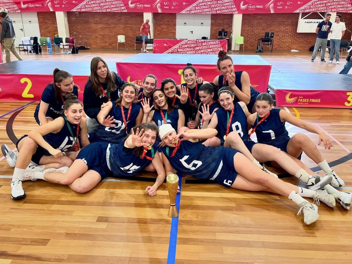 A equipa feminina de Basquetebol da AAUAv acaba de se sagrar pentacampeã nacional! De ouro ao pescoço, a UA despede-se das fases finais dos Campeonatos Nacionais Universitários que decorreram até hoje em Aveiro.