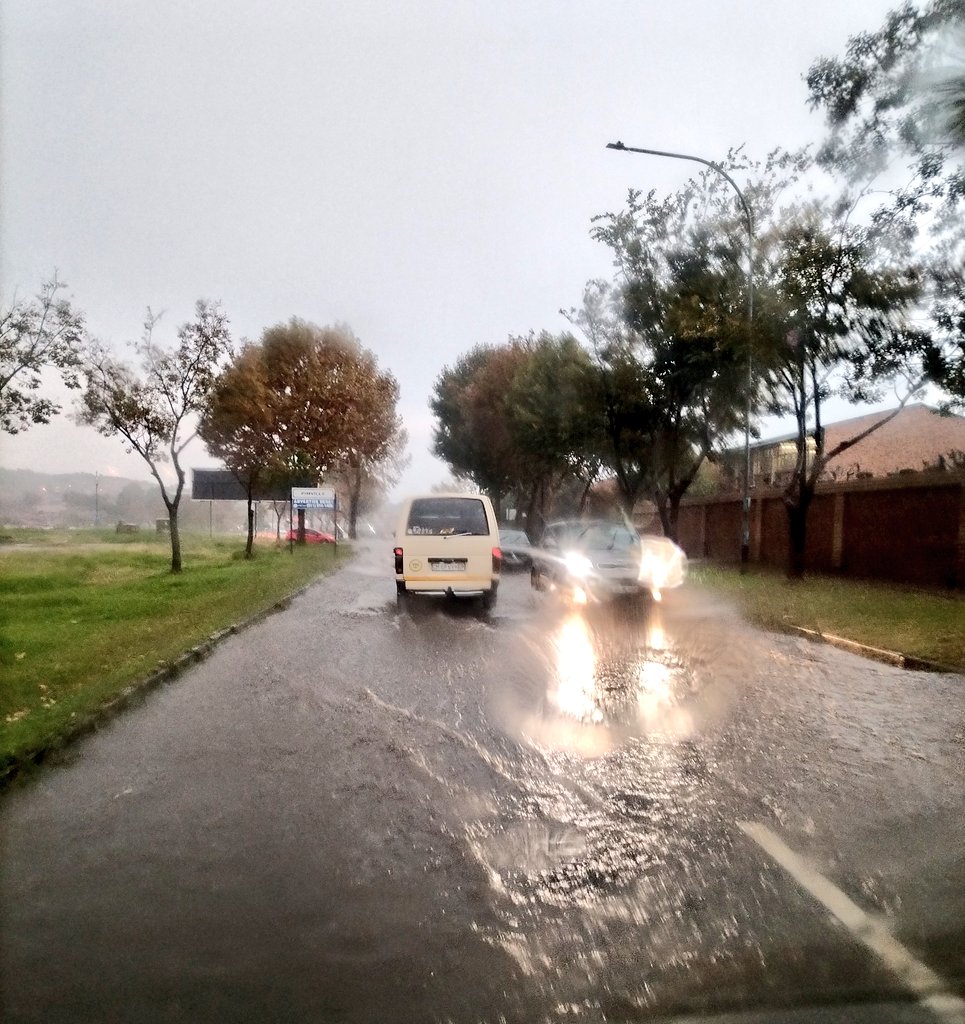 ⚠️ALERT : 🌊#Flooding in Pimville Soweto on Modjadji Street, between Musi High School and Pimville Square.

Budget Extra Travel Time #JHBTraffic