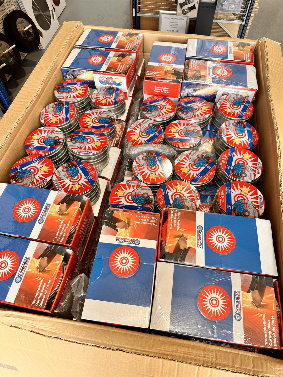 Today we have mostly been packing tins of cutting discs 900 of them shipped out to our fabulous partner 👍