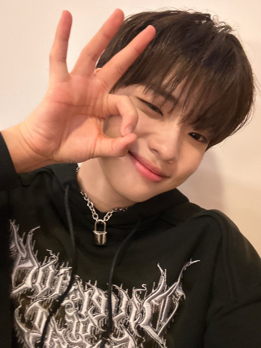 TIOT_NOW's tweet photo. [#예찬]
어제도 오늘도 음악방송 잘 보셨나요? 저는 너무 긴장해서 무대를 잘 끝냈는지도 기억이 안 나더라구요😭 그래도 팬분들이 응원해 주셔서 재밌게 즐기고 올 수 있었���요! 앞으로 더 기회가 있으니 점점 발전해서 잘하는 모습 많이 많이 보여드리겠습니다!☺️

#신예찬 #SHINYECHAN
#TIOT #티아이오티 
#Kick_START #ROCKTHANG