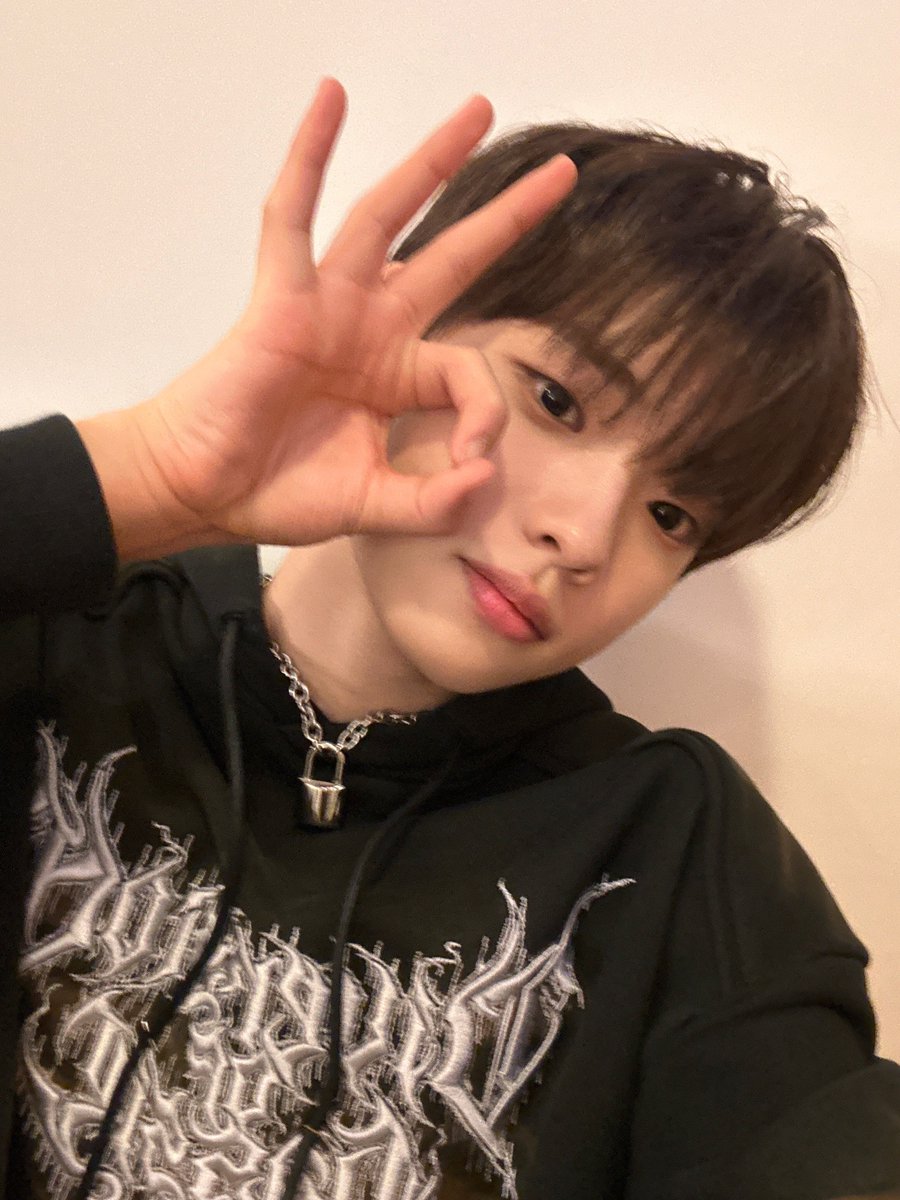 TIOT_NOW's tweet photo. [#예찬]
어제도 오늘도 음악방송 잘 보셨나요? 저는 너무 긴장해서 무대를 잘 끝냈는지도 기억이 안 나더라구요😭 그래도 팬분들이 응원해 주셔서 재밌게 즐기고 올 수 있었���요! 앞으로 더 기회가 있으니 점점 발전해서 잘하는 모습 많이 많이 보여드리겠습니다!☺️

#신예찬 #SHINYECHAN
#TIOT #티아이오티 
#Kick_START #ROCKTHANG