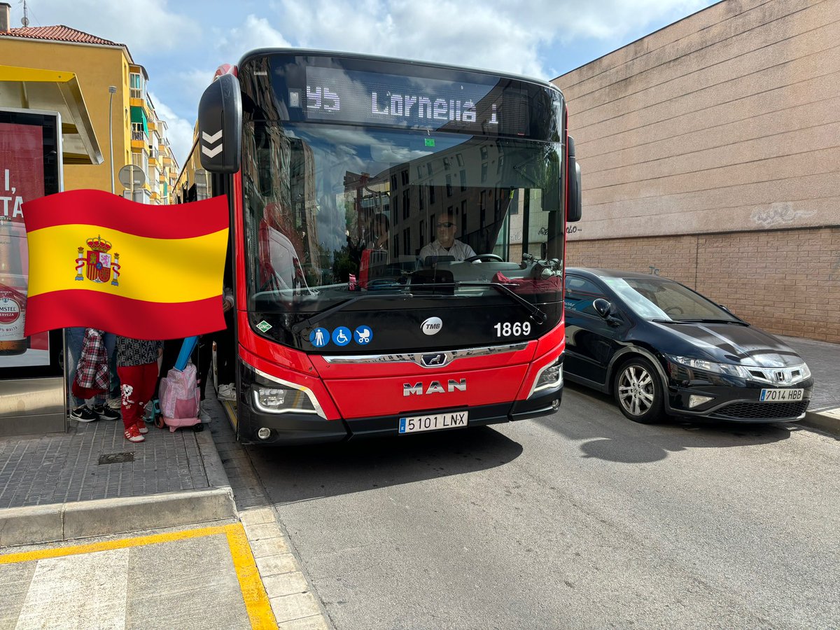 dirck digler (@dirckdigler) on Twitter photo Este conductor de bus estuvo muy cerca de atropellar a un niño que pasaba por el paso de peatones y en luz verde del semáforo . Y su respuesta es que no quería obstaculizar el paso. Tener cuidado con el. <a href="/cornella20/">cornella2.0</a> <a href="/mossos/">Mossos</a> <a href="/TMB_Barcelona/">TMB</a> <a href="/lapremsadelbaix/">La Premsa del Baix</a> Este conductor de bus estuvo muy cerca de atropellar a un niño que pasaba por el paso de peatones y en luz verde del semáforo . Y su respuesta es que no quería obstaculizar el paso. Tener cuidado con el. <a href="/cornella20/">cornella2.0</a> <a href="/mossos/">Mossos</a> <a href="/TMB_Barcelona/">TMB</a> <a href="/lapremsadelbaix/">La Premsa del Baix</a>