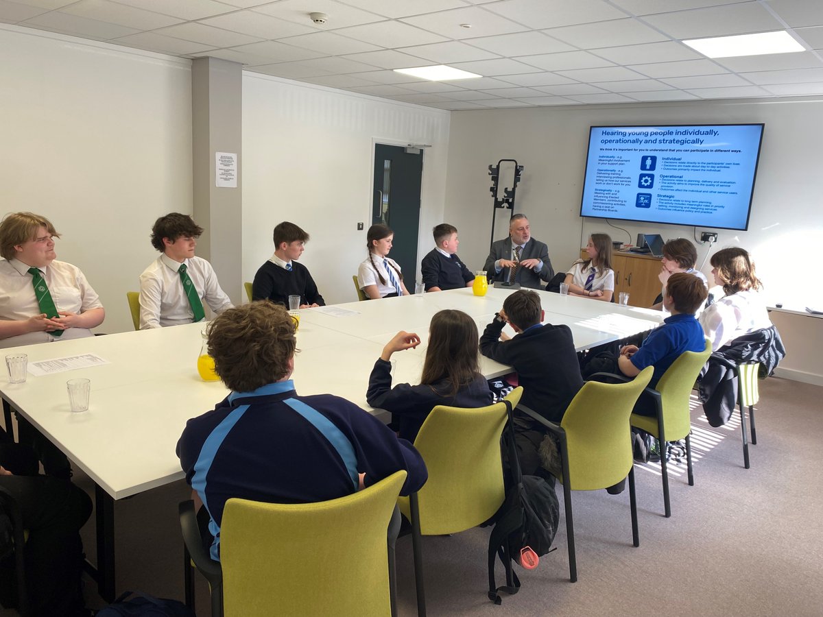 Chief Executive Stephen Vickers met with Torfaen Youth Forum this week. The members approved Mr Vickers' suggestion they form a separate group to give their views on issues being discussed by the senior leadership team. @Abersychansch @CwmbranHigh @YsgolGwynllyw @wms1898
