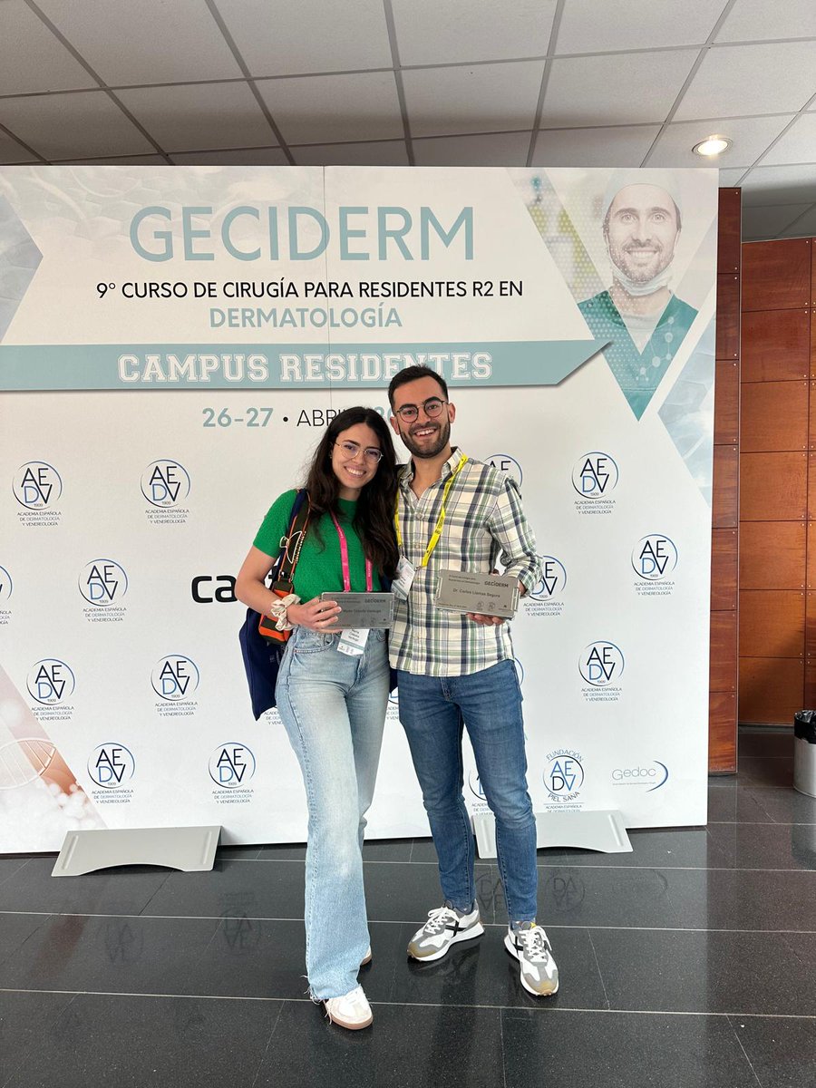 Nuestros R2 @martacevers y #carlosllamas participan hoy en el 9º Curso de Cirugia para Residentes de la AEDV, GECIDERM