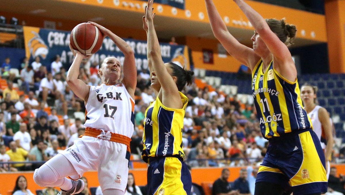 **Fenerbahçe Kadın Basketbol Takımı'nın başarısı armasına işlendi!** Üst üste iki kez Avrupa Ligi kupasını kaldıran takım, yıldızını armasına ekledi. Yeni zaferlere yelken açmaya hazır! #Fenerbahçe #KadınBasketbolu #AvrupaŞampiyonu