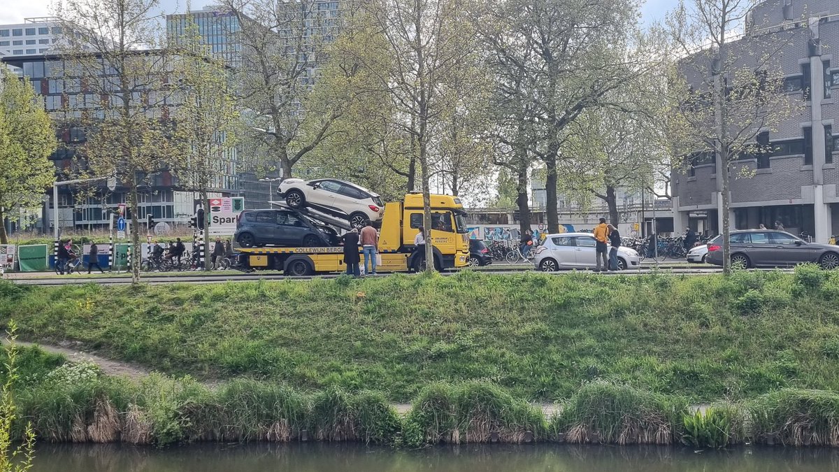 During #KingsDay festivities, some areas in Utrecht are forbidden for cars. Not everyone got that message... #Koningsdag2024 👑