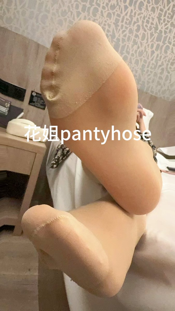 脚底的风光无限好，丝袜就是假日的最好的奖励，从今天起到4号，每天每条文抽一双，抽给转发点赞评论又想白嫖的贱狗们#厕奴 #绿奴 #粗口 #狗奴 #锁奴 #调教 #脚奴 #网调 #原味 #报销奴 #账单奴 #随行奴