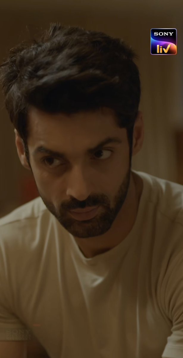 Sexy face #KaranWahi I love when he acts angry. His looks & expression are so sexy #anuvir #RaisinghaniVsRaisinghani
